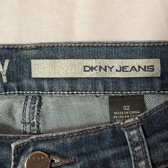 DKNY Jeans, SoHo skinny, dark wash, size 02 - Picture 4 of 5